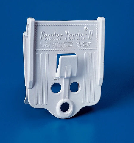 Davis Fender Tender II DA393 – Fenderhaken weiß auf blauem Hintergrund, 3D-Schrägansicht mit Klemmhaken und Befestigungsbohrungen