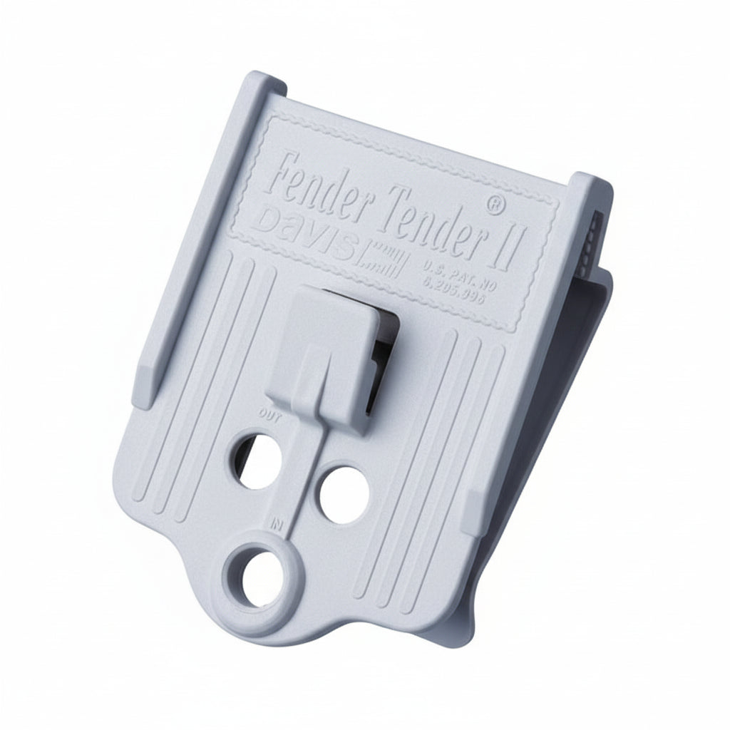 Davis Fender Tender II DA393 – Fenderhaken weiß auf weißem Hintergrund, Vorderseite mit Aufschrift Fender Tender II Davis, Klemmöffnung für Relingsdraht und Bohrungen sichtbar