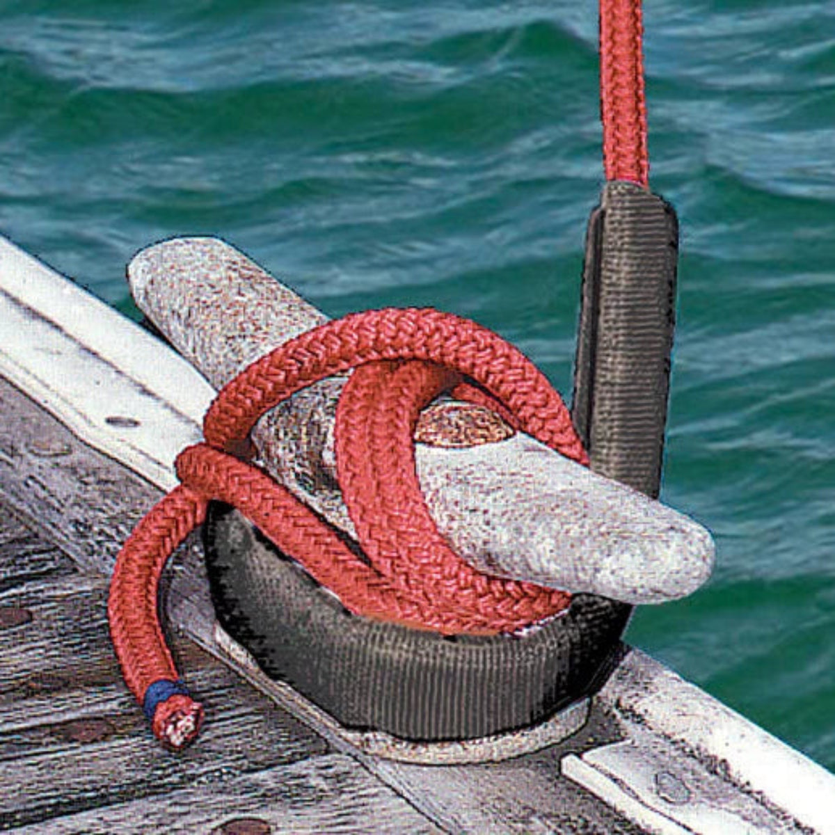 Davis Chafe Guard an Klampe mit rotem Festmacher – Schutz vor Scheuerschäden