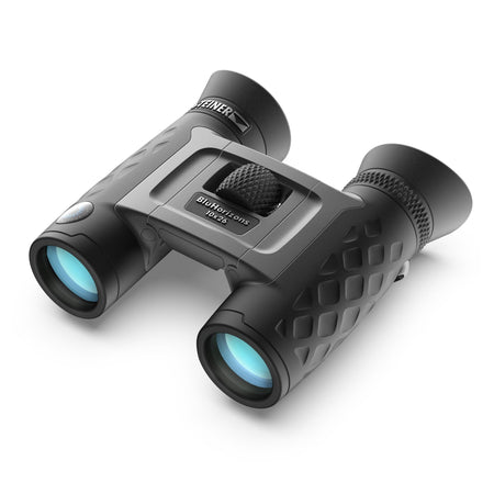 Steiner BluHorizons 10x26 – Frontansicht auf weißem Hintergrund, schwarzes kompaktes Fernglas mit STEINER-Logo, BluHorizons 10x26 Schriftzug und Autobright-Symbol