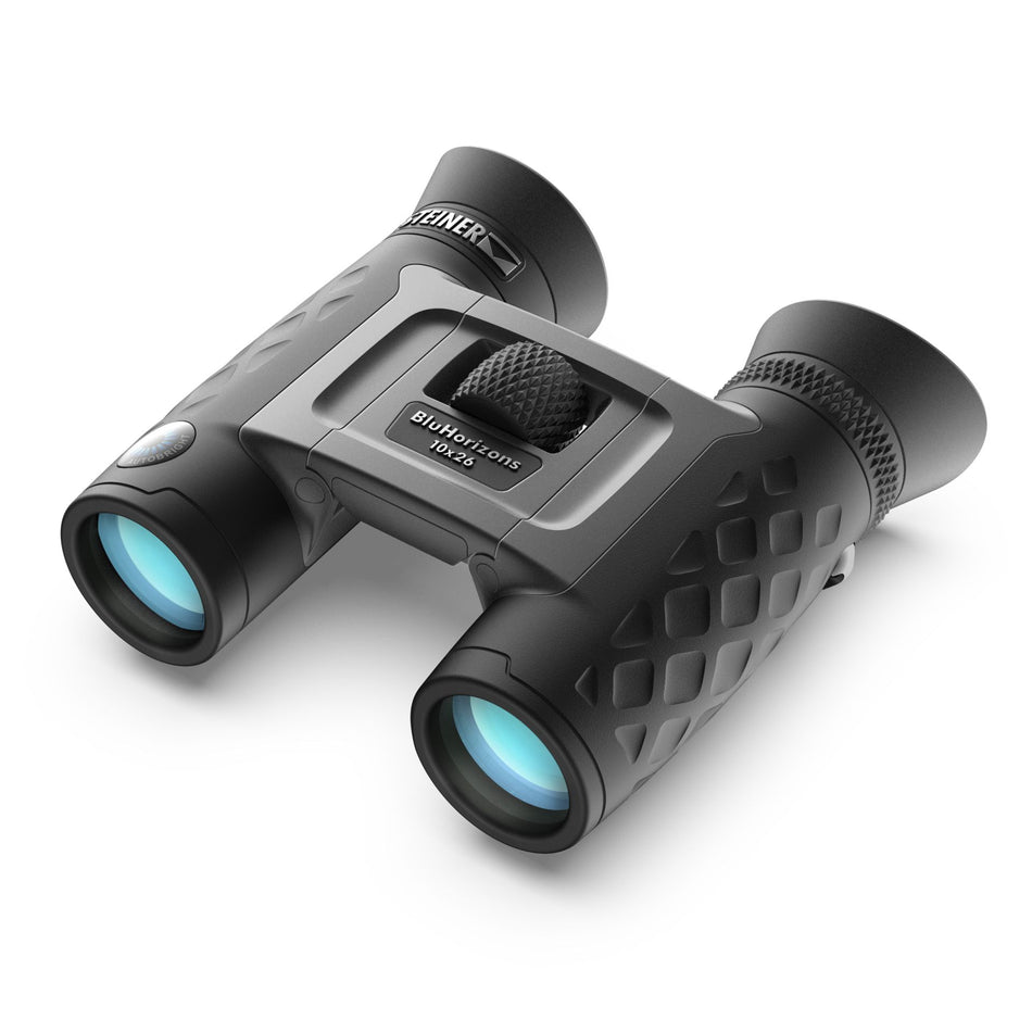 Steiner BluHorizons 10x26 – Frontansicht auf weißem Hintergrund, schwarzes kompaktes Fernglas mit STEINER-Logo, BluHorizons 10x26 Schriftzug und Autobright-Symbol