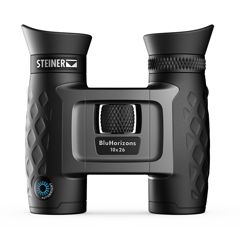 Steiner BluHorizons 10x26 – Schrägansicht von vorne-links auf weißem Hintergrund, blaue Multicoating-Optik und robuste Gummierung sichtbar