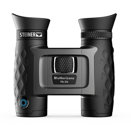 Steiner BluHorizons 10x26 – Schrägansicht von vorne-links auf weißem Hintergrund, blaue Multicoating-Optik und robuste Gummierung sichtbar