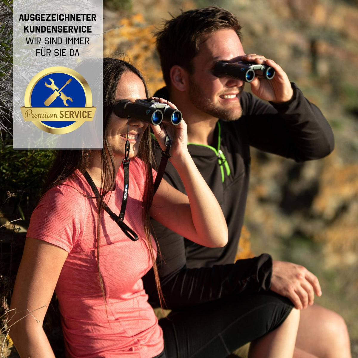 Steiner BluHorizons 10x26 – Wanderpaar auf Felsen, Frau blickt durch Fernglas, ausgezeichneter Premium-Kundenservice