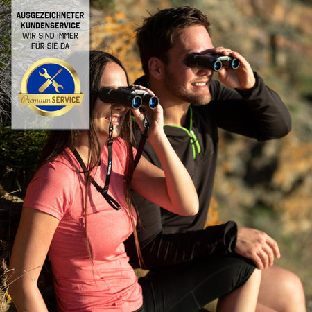 Steiner BluHorizons 10x26 – Wanderpaar auf Felsen, Frau blickt durch Fernglas, ausgezeichneter Premium-Kundenservice