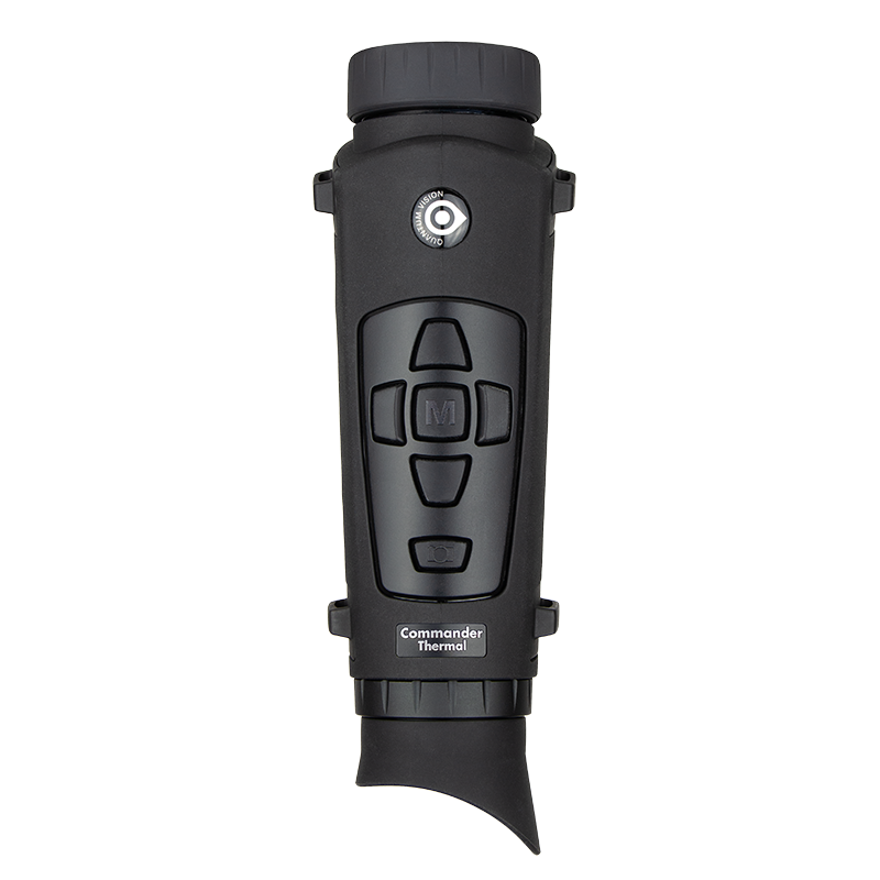 Steiner Commander Thermal – Schrägansicht von vorne, STEINER-Logo, Objektivlinse klar sichtbar