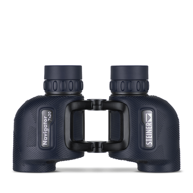 Steiner Navigator 7x30 – Schrägansicht von hinten, Okulare, Fokussierrad und robuste Gummierung sichtbar