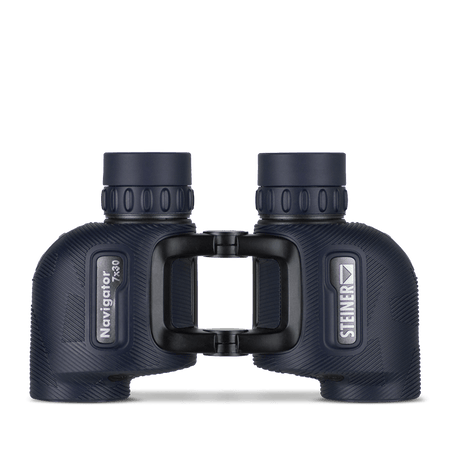 Steiner Navigator 7x30 – Schrägansicht von hinten, Okulare, Fokussierrad und robuste Gummierung sichtbar