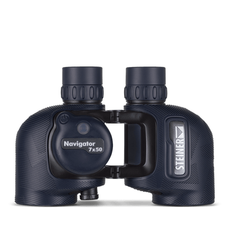 Steiner Navigator 7x50c – Schrägansicht von vorne-oben, Kompassmodul, Fokussierrad und robuste Gummierung sichtbar
