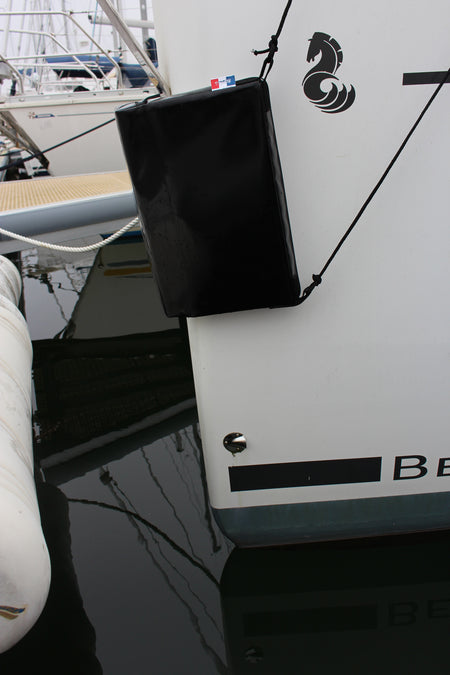 Outils Oceans Flacher Fender FT4020B – schwarzer Fender hängt am Segelboot-Rumpf im Hafen