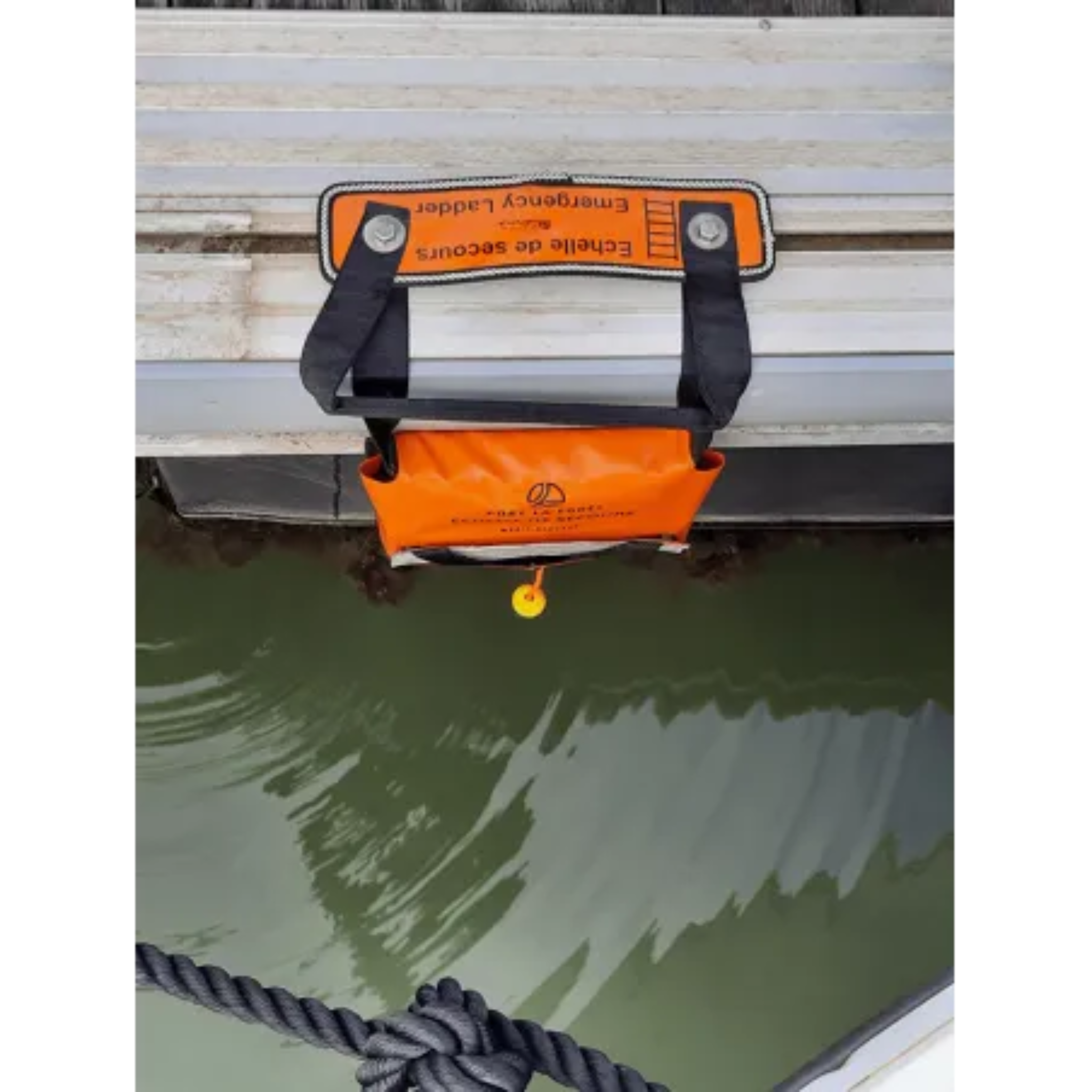 Outils Oceans Notleiter – Person im Neoprenanzug klettert mit Notleiter aus dem Wasser auf den Steg