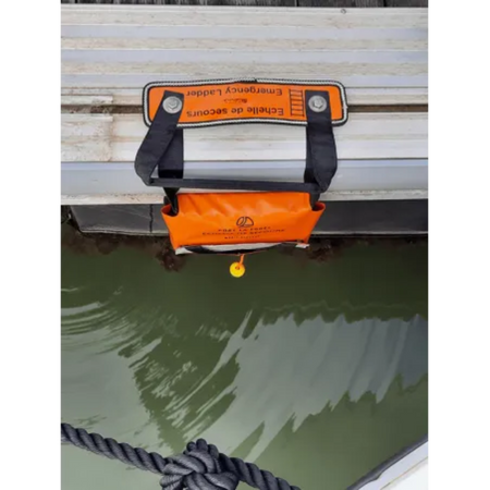 Outils Oceans Notleiter – Person im Neoprenanzug klettert mit Notleiter aus dem Wasser auf den Steg