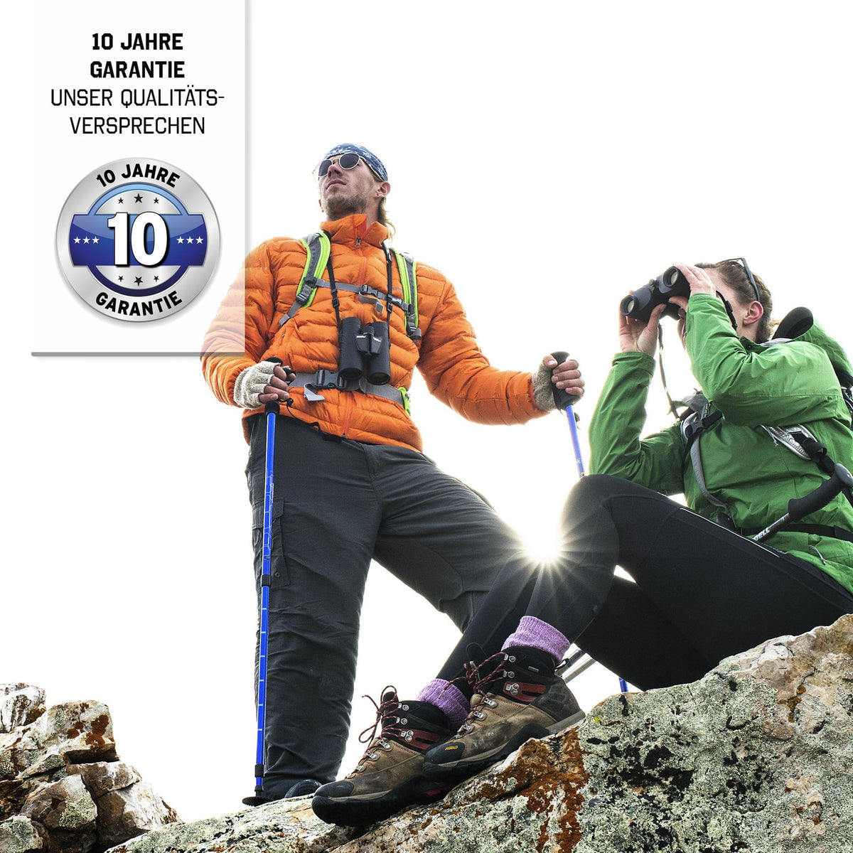 Steiner Safari UltraSharp 10x26 – zwei Bergsteiger auf Felsen, einer schaut durch Fernglas, 10 Jahre Garantie als Qualitätsversprechen