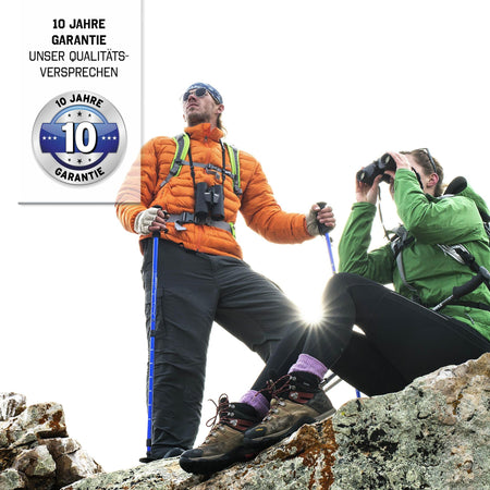 Steiner Safari UltraSharp 10x26 – zwei Bergsteiger auf Felsen, einer schaut durch Fernglas, 10 Jahre Garantie als Qualitätsversprechen