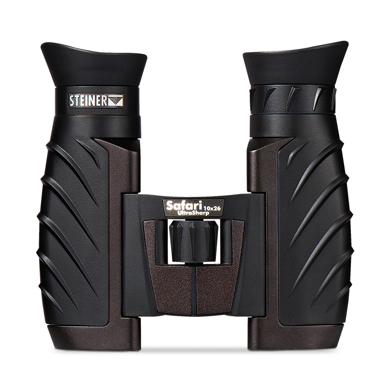 Steiner Safari UltraSharp 10x26 – Schrägansicht von vorne-links auf weißem Hintergrund, robuste Gummierung und Fokussierrad sichtbar