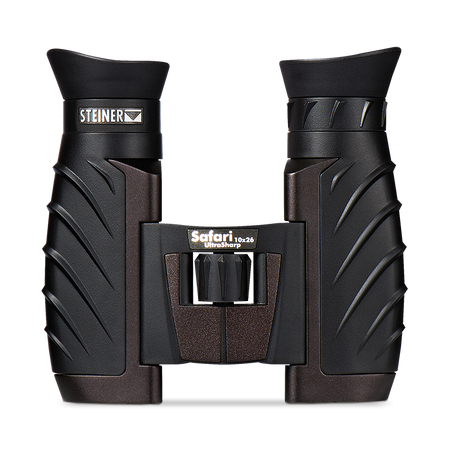 Steiner Safari UltraSharp 10x26 – Schrägansicht von vorne-links auf weißem Hintergrund, robuste Gummierung und Fokussierrad sichtbar