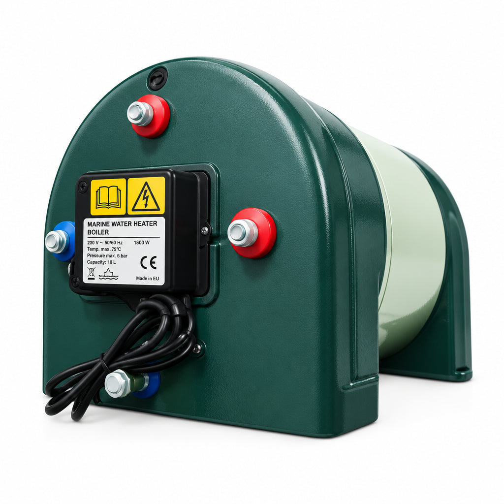 SIGMAR MARINE COMPACT INOX Warmwasserboiler in schräger Frontansicht mit grünen Gehäuseteilen, sichtbaren Anschlüssen, schwarzer Abdeckung, Hinweisschildern und seitlich sichtbarem glänzendem Metallmantel vor weißem Hintergrund.
