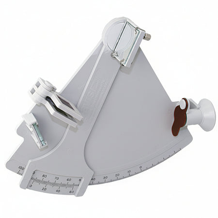 Davis Sextant MK III DA011 – Übungssextant aus grauem Kunststoff, 178 mm-Gradskala, 4 Sonnenfilter, Spiegelklemme und roter Einstellknopf, weißer Hintergrund
