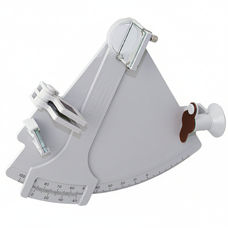 Davis Sextant MK III DA011 – Übungssextant aus grauem Kunststoff, 178 mm-Gradskala, 4 Sonnenfilter, Spiegelklemme und roter Einstellknopf, weißer Hintergrund
