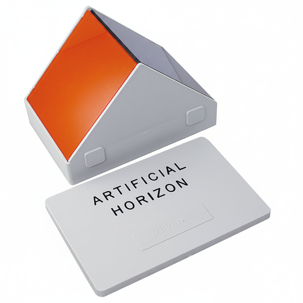 Davis Künstlicher Horizont DA144 – dachförmiges Prismengehause aus grauem Kunststoff mit orangefarbenem Reflexionsspiegel, abgenommener Deckel mit Aufschrift ARTIFICIAL HORIZON, weißer Hintergrund