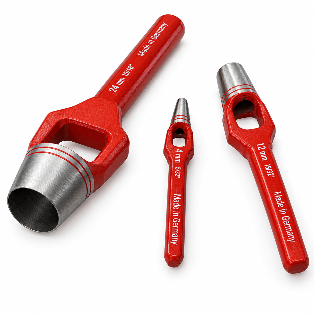 Drei rote Locheisen aus Werkzeugstahl in 24 mm, 4 mm und 12 mm Loch-Ø mit gehärteter konischer Schneide, seitlicher Auswurföffnung und Aufdruck Made in Germany