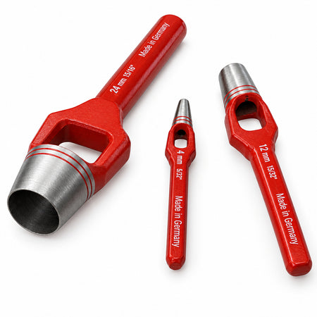 Drei rote Locheisen aus Werkzeugstahl in 24 mm, 4 mm und 12 mm Loch-Ø mit gehärteter konischer Schneide, seitlicher Auswurföffnung und Aufdruck Made in Germany