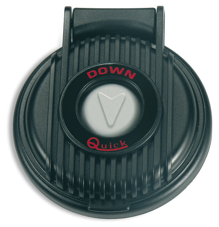 QUICK Fußschalter QI210900DB für DOWN mit schwarzem rundem Gehäuse und geripptem Sicherheitsdeckel, grauem Knopf mit Abwärtspfeil und roter DOWN- und QUICK-Beschriftung.