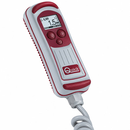 QUICK CHC 1103 kabelgebundene Ankerwinden-Fernbedienung mit Kettenzählwerk, silbergrauem Gehäuse, dunkelrotem Bedienfeld, LCD-Anzeige mit 1,5 m, Auf- und Ab-Tasten, zusätzlicher runder Taste, QUICK-Logo und grauem Spiralkabel auf weißem Hintergrund.