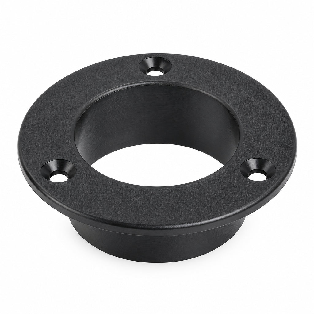 Schwarze ringförmige Optimist Mastführung RB1208 aus Nylon in schräger Ansicht mit zentraler Mastöffnung, umlaufendem Flansch und drei Befestigungsbohrungen, für ein Deckloch von 53 mm.