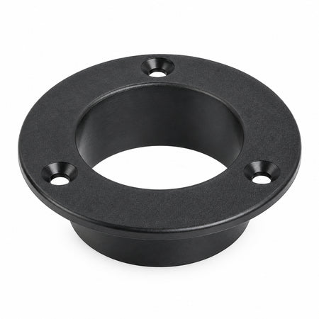 Schwarze ringförmige Optimist Mastführung RB1208 aus Nylon in schräger Ansicht mit zentraler Mastöffnung, umlaufendem Flansch und drei Befestigungsbohrungen, für ein Deckloch von 53 mm.