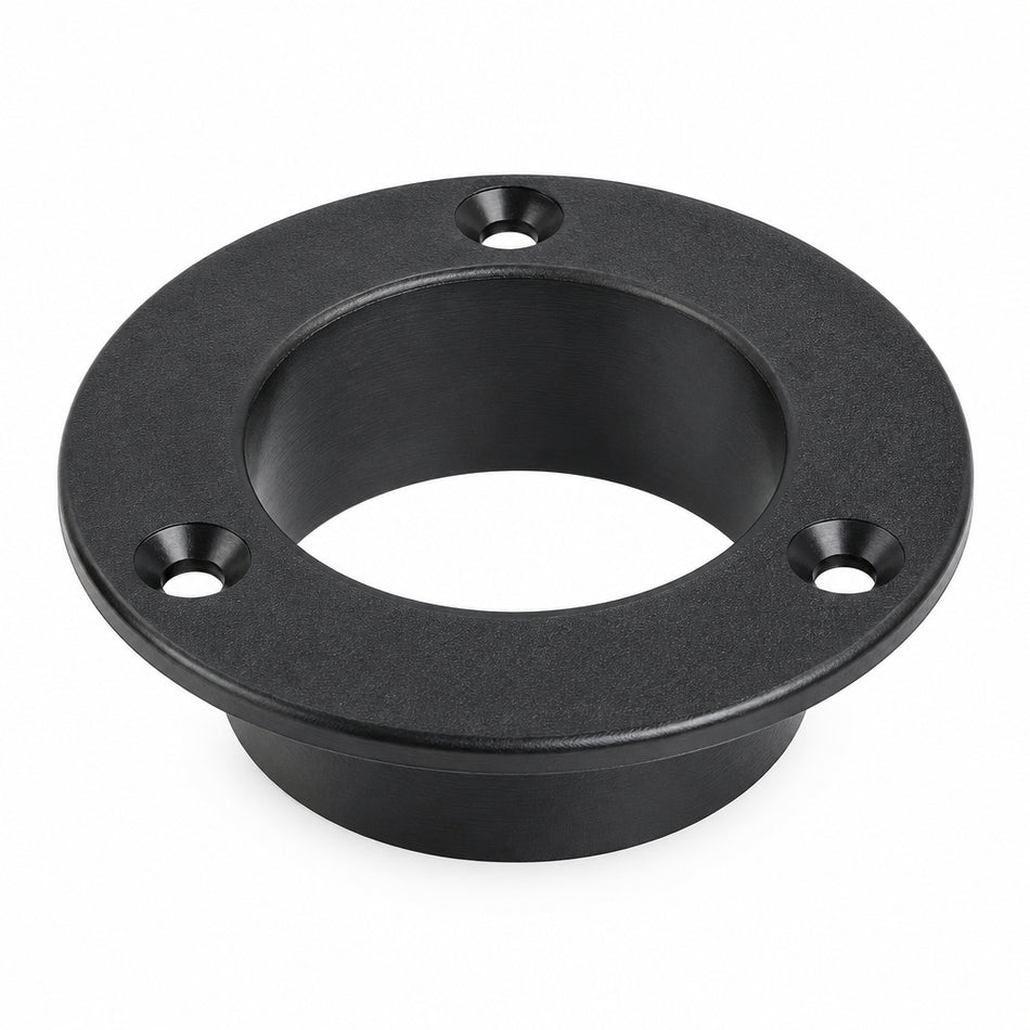 Schwarze ringförmige Optimist Mastführung RB1208 aus Nylon in schräger Ansicht mit zentraler Mastöffnung, umlaufendem Flansch und drei Befestigungsbohrungen, für ein Deckloch von 53 mm.