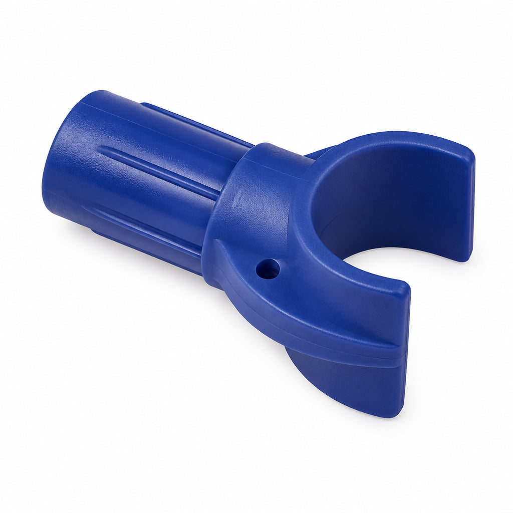 Blaue Baumgabel RB1275 für den Standard-Baum eines Optimisten mit 32 mm Baumdurchmesser, mit zylindrischem Ansatz, seitlichem Schlitz und offenem Gabelkopf in schräger Ansicht vor weißem Hintergrund.