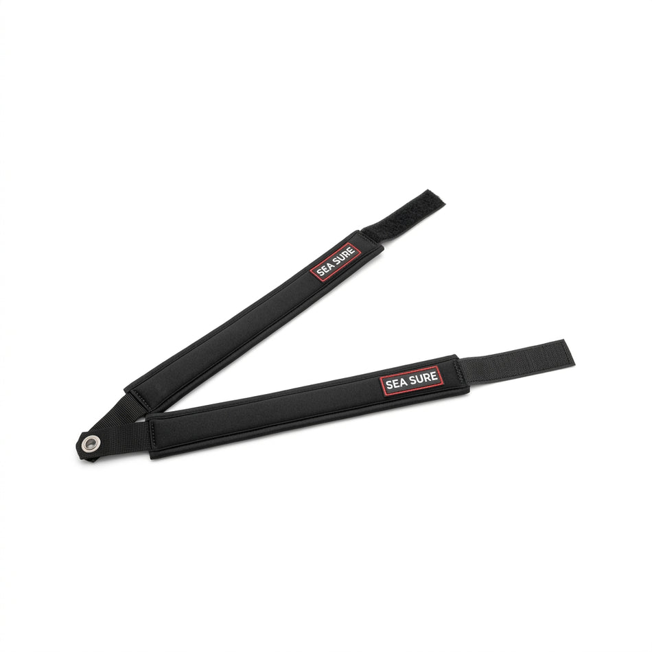 Schwarzer, gepolsterter SEA SURE Ausreitgurt SS300019 mit 70 mm Breite, V-förmig ausgelegt mit sichtbaren Gurtenden und Herstelleretiketten vor weißem Hintergrund.