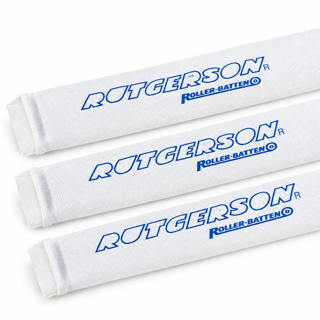 Drei RUTGERSON Roller-Batten Segellatten in weißer gewebter Polyester-Hülle mit blauem RUTGERSON und ROLLER-BATTEN Aufdruck, nebeneinander auf weißem Hintergrund.