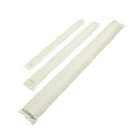 RUTGERSON Roller-Batten Segellatten in heller Polyester-Hülle, mehrere längliche Latten schräg nebeneinander auf weißem Hintergrund, mit sichtbarer eingerollter Kante an der vorderen Latte.