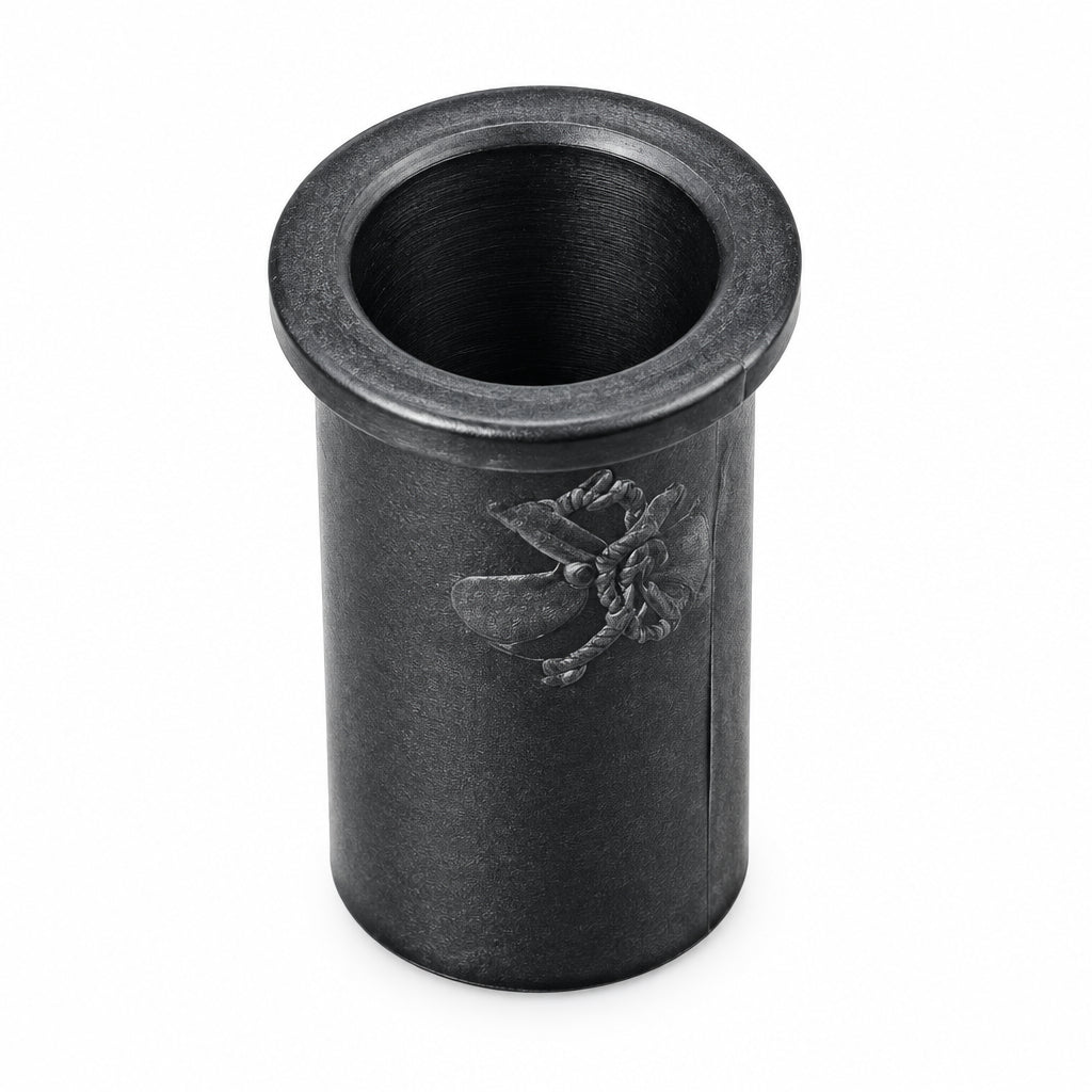 Schwarze Nylon-Muffe SG1024 für Ruderdollenbuchsen, zylindrischer Buchseneinsatz mit umlaufendem Bund am oberen Rand und sichtbarer runder Öffnung, schräg von oben vor weißem Hintergrund.