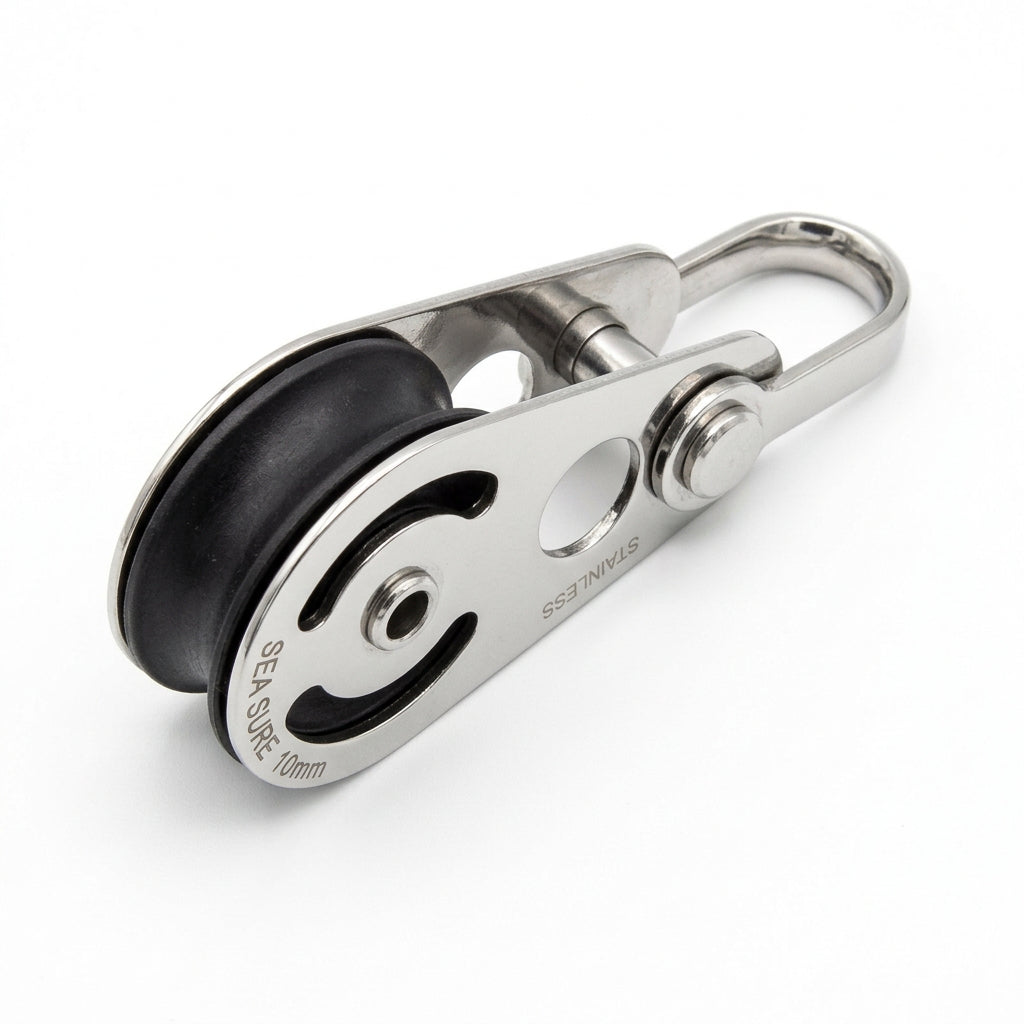 SEA SURE Block SS0300 für 10-mm-Tau mit schwarzer Nylonscheibe, Edelstahlbacken 1.4401 mit Aussparungen und oberem Schäkel, schräge Ansicht vor weißem Hintergrund.