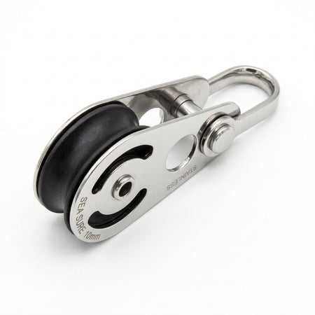 SEA SURE Block SS0300 für 10-mm-Tau mit schwarzer Nylonscheibe, Edelstahlbacken 1.4401 mit Aussparungen und oberem Schäkel, schräge Ansicht vor weißem Hintergrund.