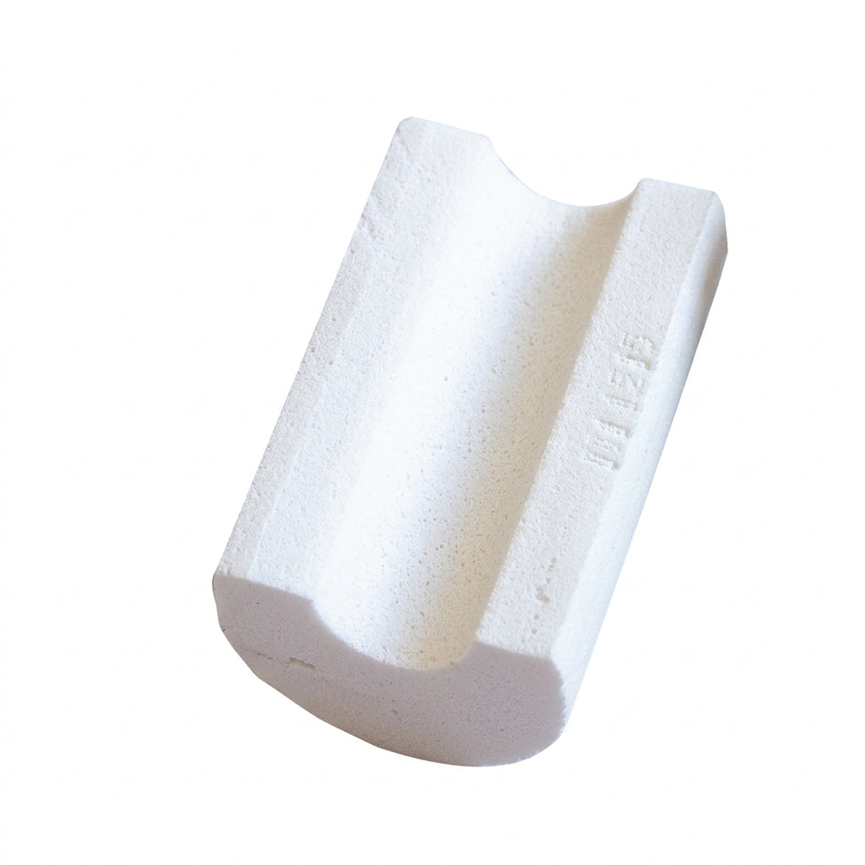 Ein einzelnes helles SEA SURE Schwertkastengummi als Beispiel aus dem 4er-Set SS300014-4 für Optimisten, mit länglicher profilierter Form, schräg vor weißem Hintergrund.