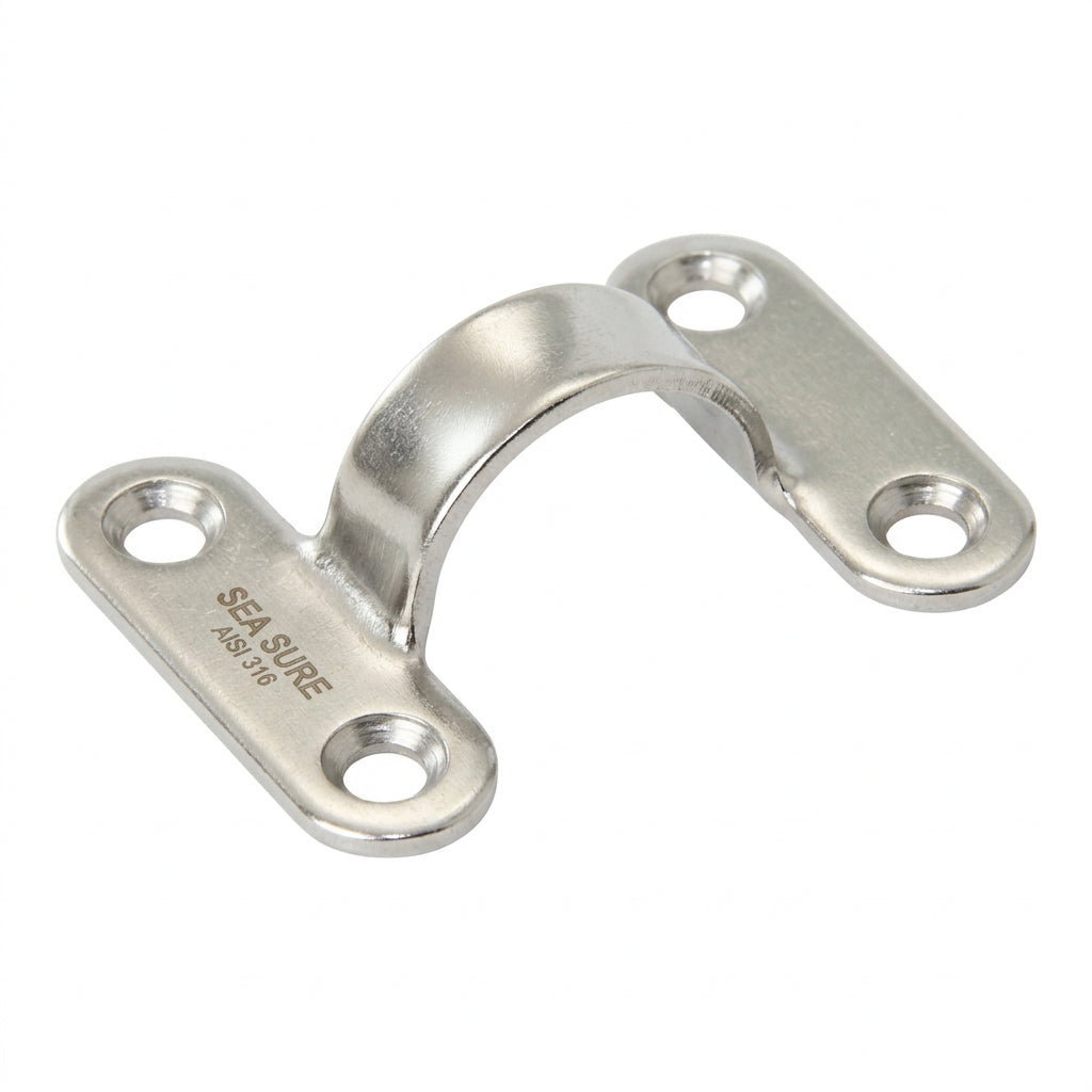 SEA SURE Basis SS300015 für Optimisten mit gewölbtem Mittelteil und zwei länglichen Befestigungsflächen mit insgesamt vier 4-mm-Bohrlöchern, schräge Nahansicht vor weißem Hintergrund.