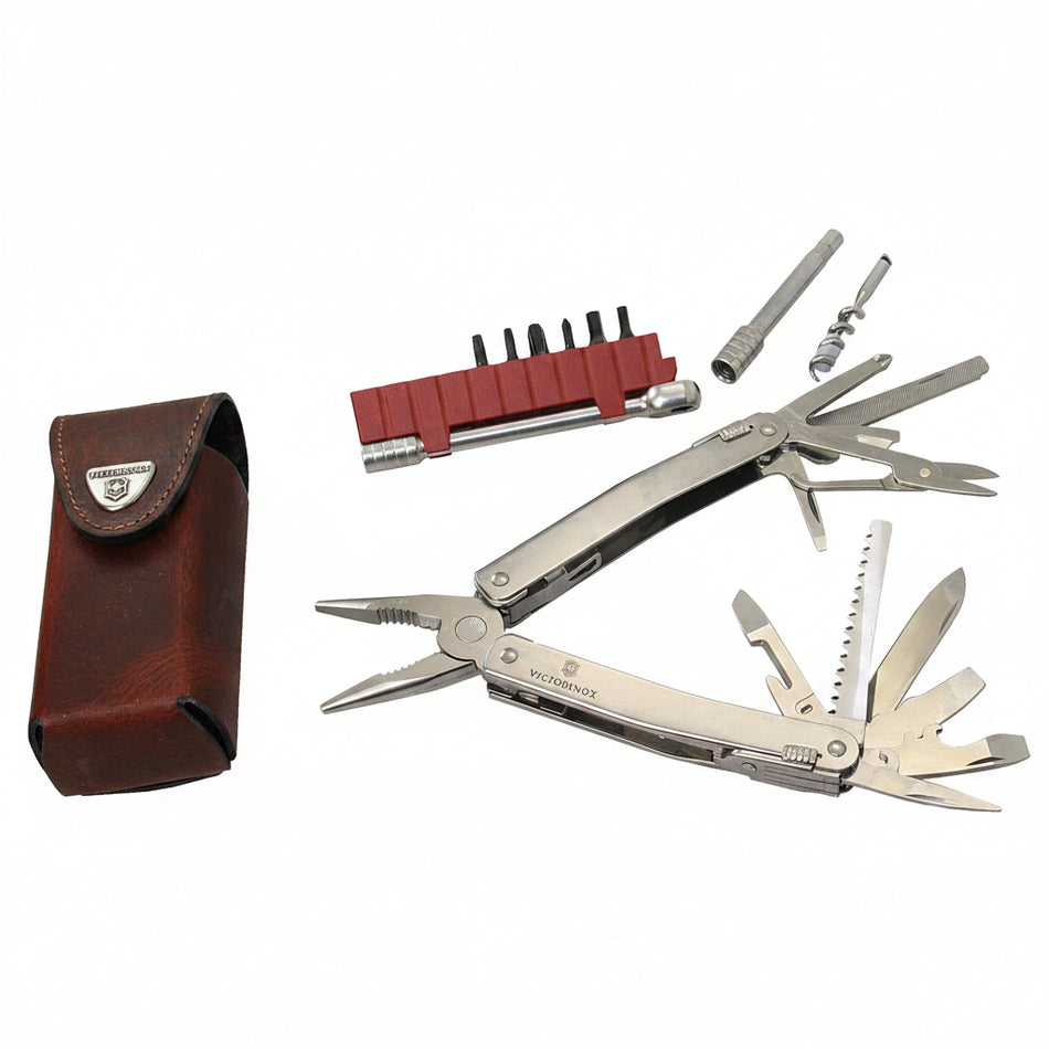 Victorinox Swiss Tool Spirit X Plus Ratchet – Multitool geöffnet mit allen Werkzeugen, Bits und braunem Lederetui
